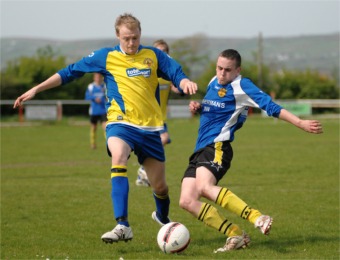 Buncrana's Pauric O'Flaherty and Glengad's Patrick McDermott battle for this 50-50.